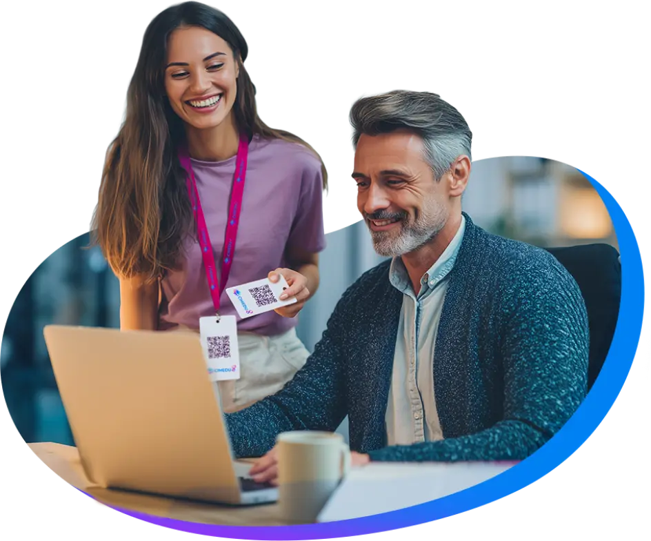 Profesionales frente a una laptop, revisando estrategias para contactar líderes educativos