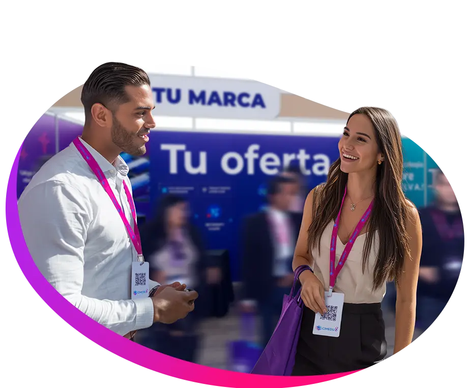 Un patroocinador conversando con un experto en admisiones en el área de stands de CIMEDU