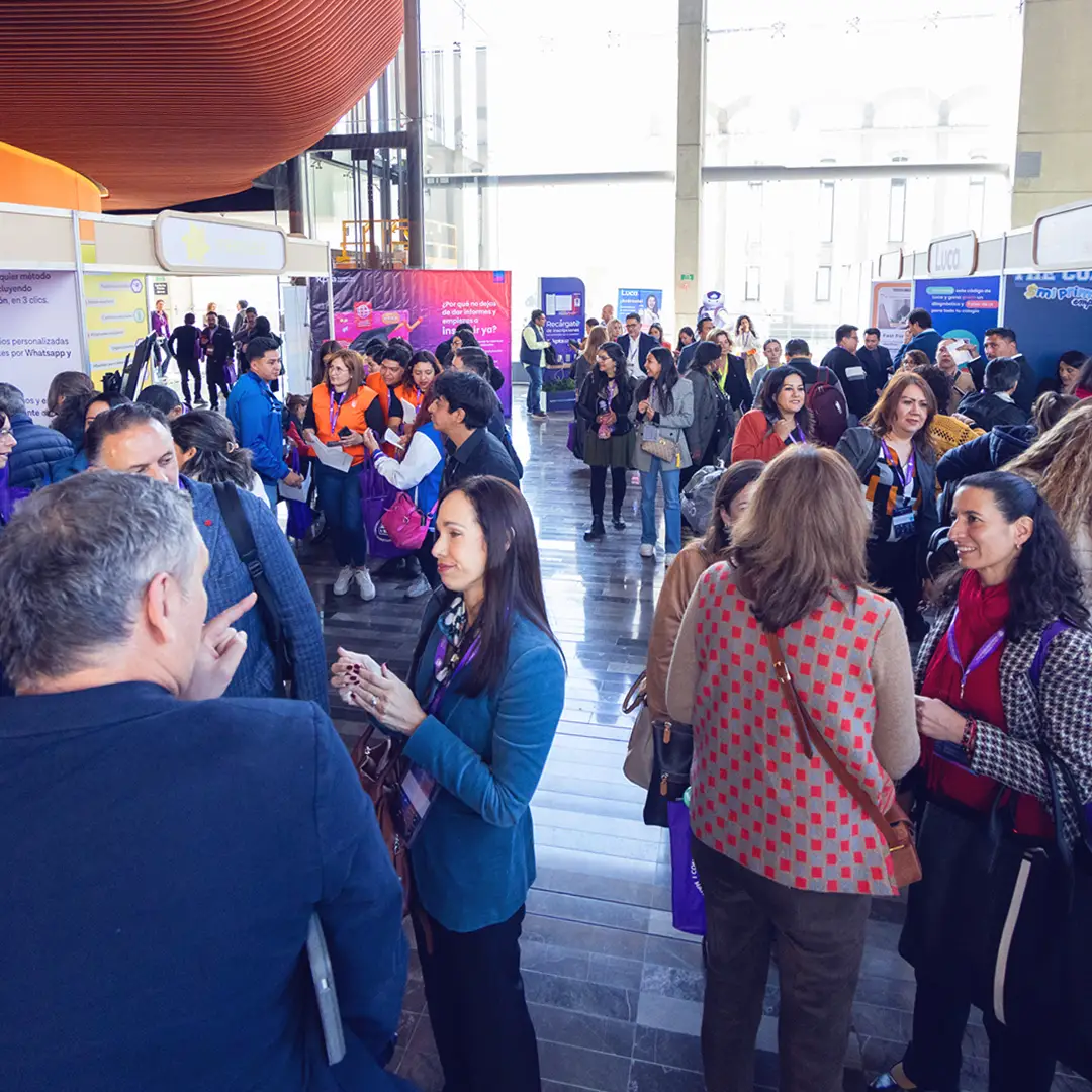 Área de stands de CIMEDU con asistentes caminando e interactuando