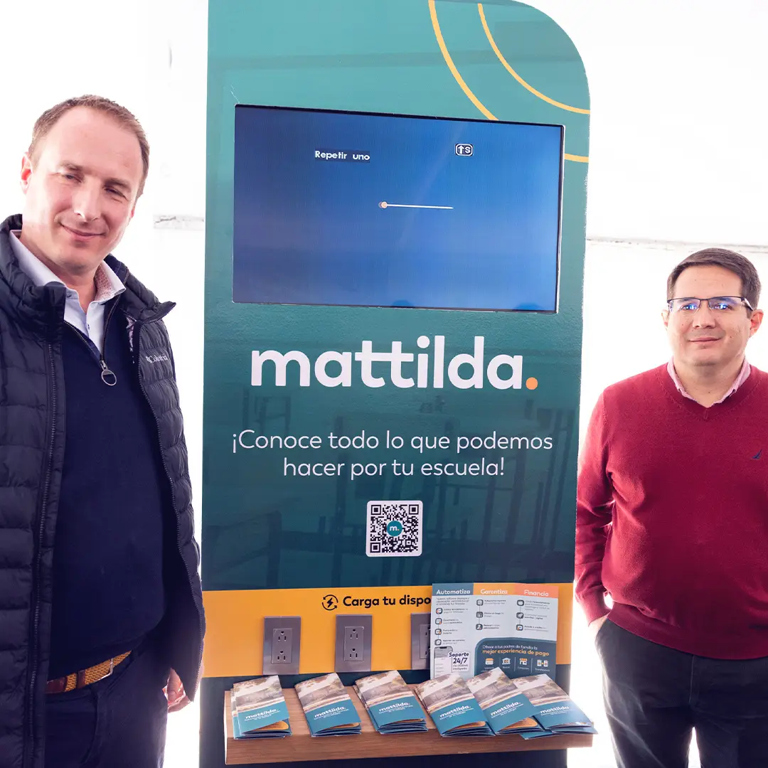 Visitante observando stand de plataforma Mattilda en área de exposición