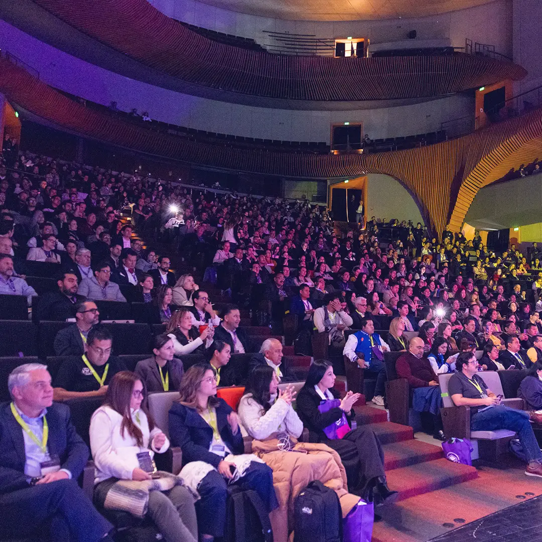 Audiencia en auditorio principal durante conferencia de CIMEDU